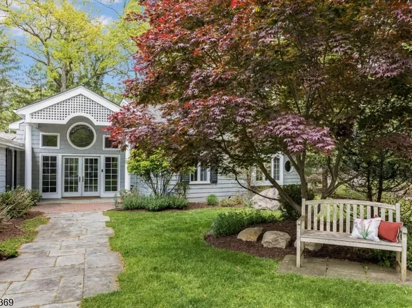 1 Hickory Ln, Roseland Boro, NJ 07068