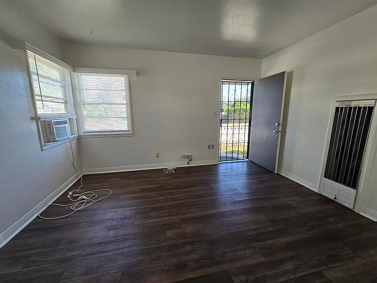 260 W 18th St — Photo 8