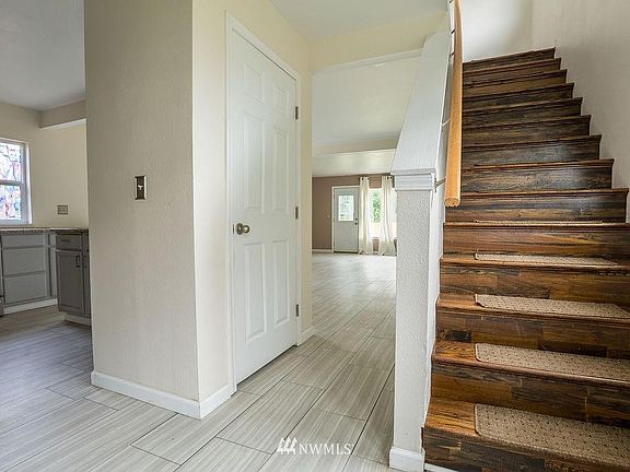 4th image of 9912 Donovan Ct SE