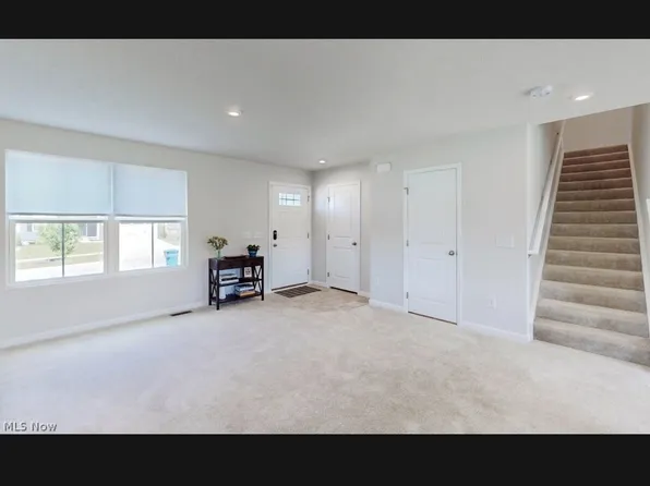 3898 Higgins Dr, Barberton, OH 44203