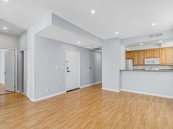 5th image of 1526 S Shenandoah St #203