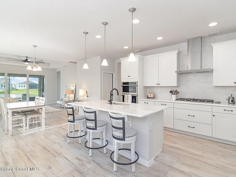 2406 Kamin Dr — Photo 3