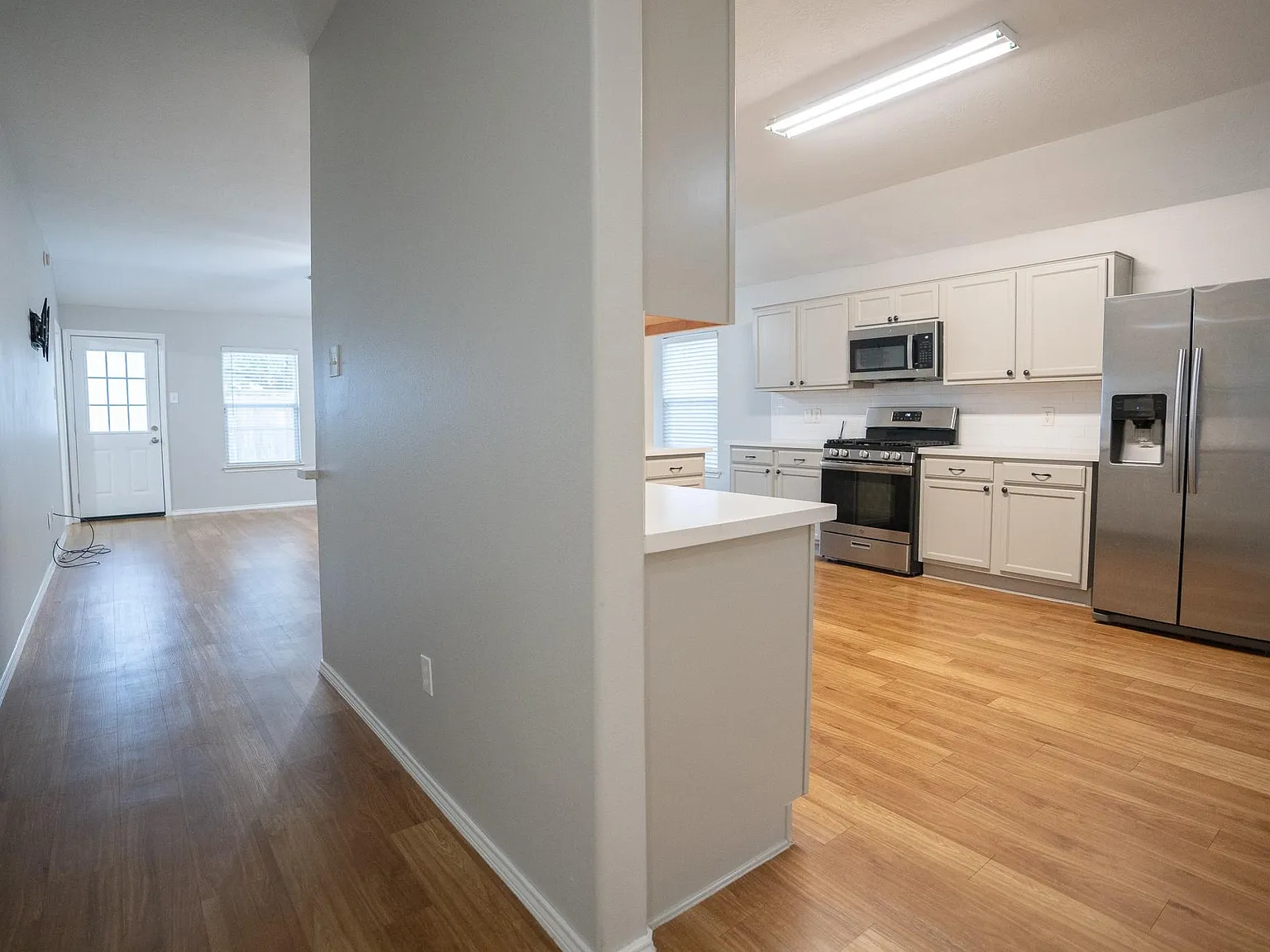 3 bed, 2.0 bath, 1528 sqft, $2,100 — Photo 2