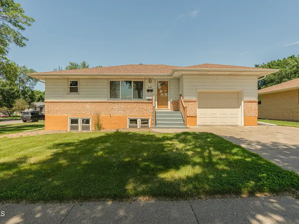 2202 E Rosser Ave, Bismarck, ND 58501