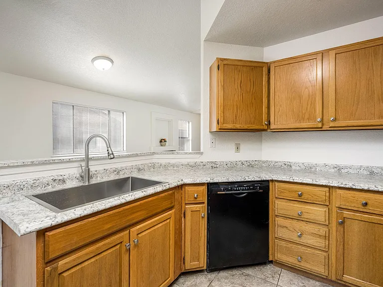2136 Pioneer Ave — Photo 25