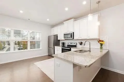 3 bed, 2581 sqft, $1,100 — Photo 2