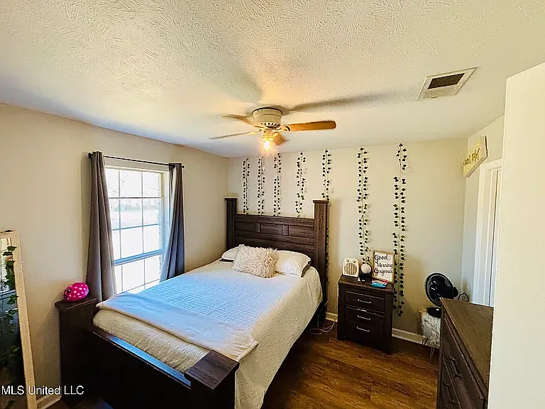 3 bed, 1446 sqft, $2,300 — Photo 3