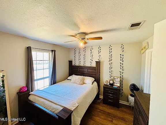 3rd image of 543 Traceview Rd