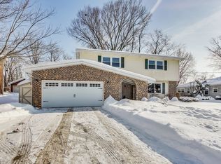 147 Robertson Rd, Lake Zurich, IL 60047