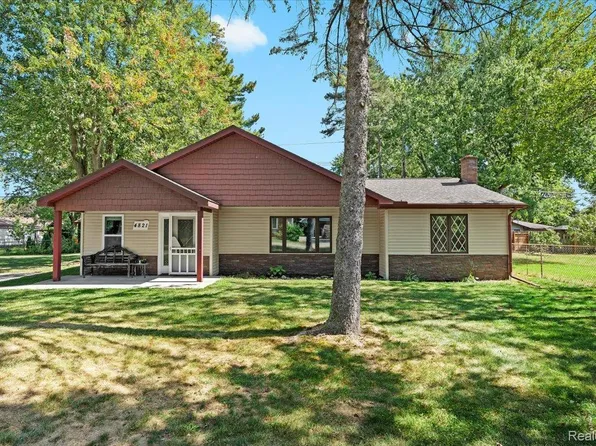 4821 Pinehurst Ct, Brighton, MI 48116