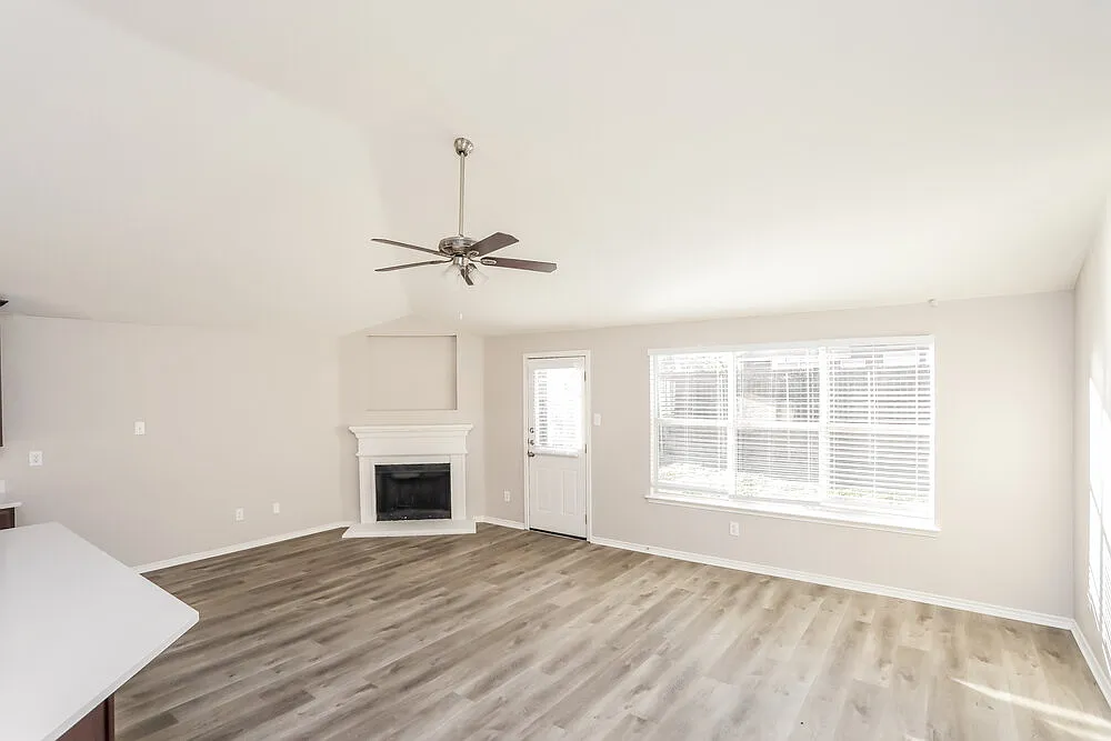 3 bed, 2.0 bath, 1661 sqft, $1,900 — Photo 3