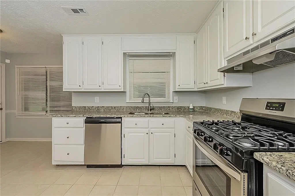 4 bed, 2.5 bath, 2546 sqft, $2,345 — Photo 3