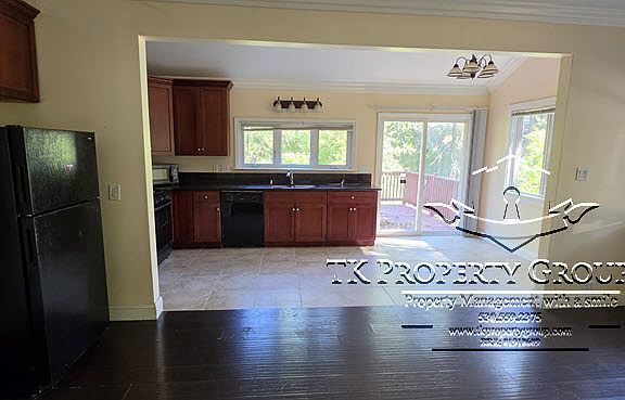 2nd image of 325 1/2 E Main St