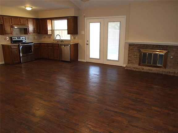 2nd image of 2103 Hickory Dr