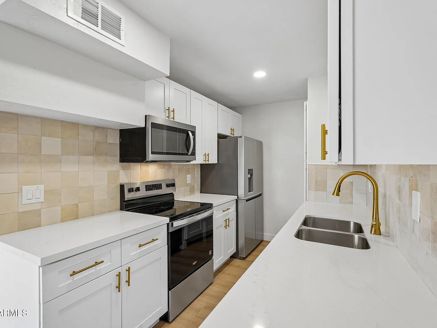 2 bed, 1.5 bath, 924 sqft, $1,800 — Photo 2