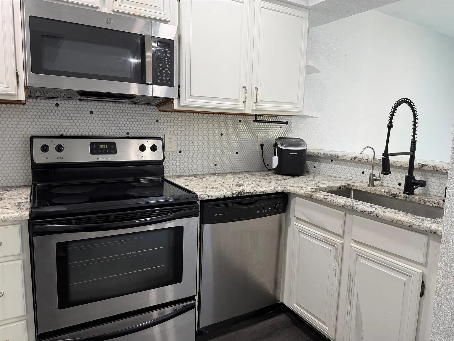2 bed, 1.5 bath, 929 sqft, $1,975 — Photo 4