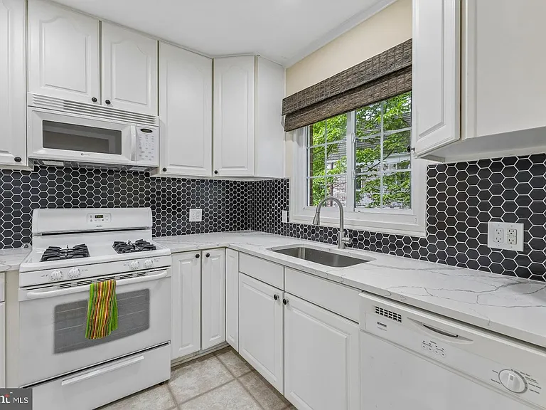 1024 Valley Dr — Photo 13