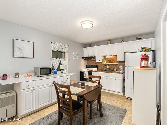 3rd image of 33 Elmwood Dr