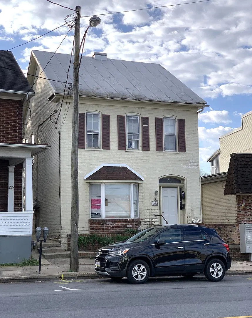 212 E King St — Photo 1
