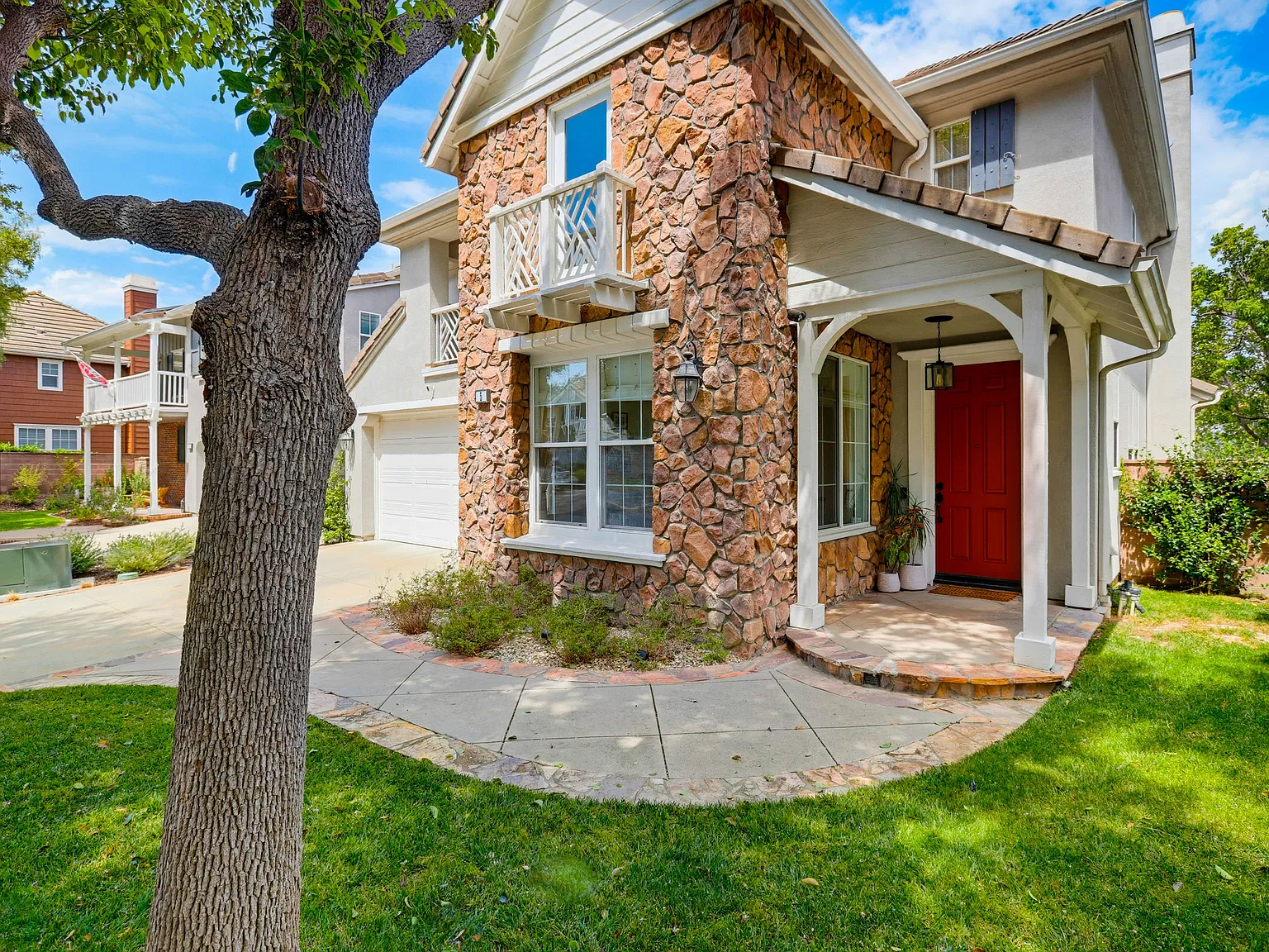 4 bed, 2600 sqft, $6,350 — Photo 4