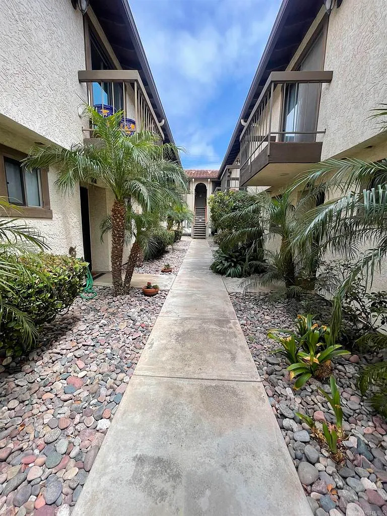 3 bed, 2.5 bath, 1214 sqft, $5,000 — Photo 2