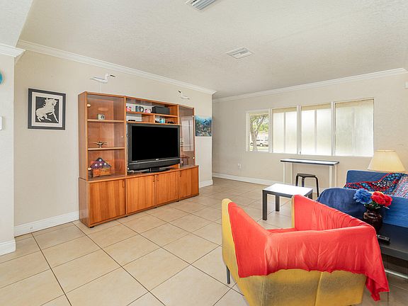 4th image of 631 Mercado Ave