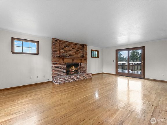 4th image of 10919 101st Avenue SW