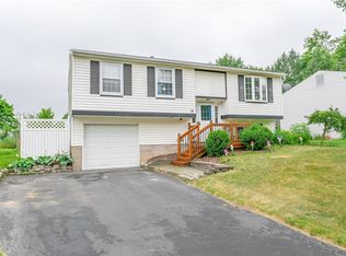 18 Heritage Cir, Farmington, NY 14425