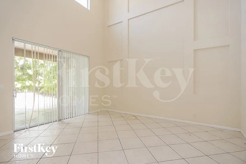 6 bed, 4.0 bath, 3736 sqft, $4,370 — Photo 2