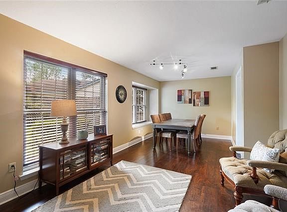 3rd image of 402 W Lake Catahoula Ct