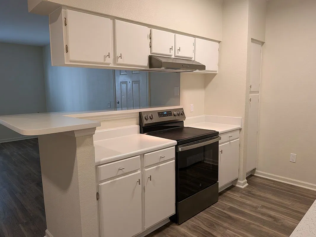 2 bed, 2.0 bath, 951 sqft, $2,800 — Photo 2
