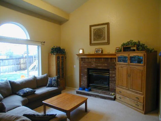 4 bed, 3.5 bath, 2419 sqft, $3,200 — Photo 2