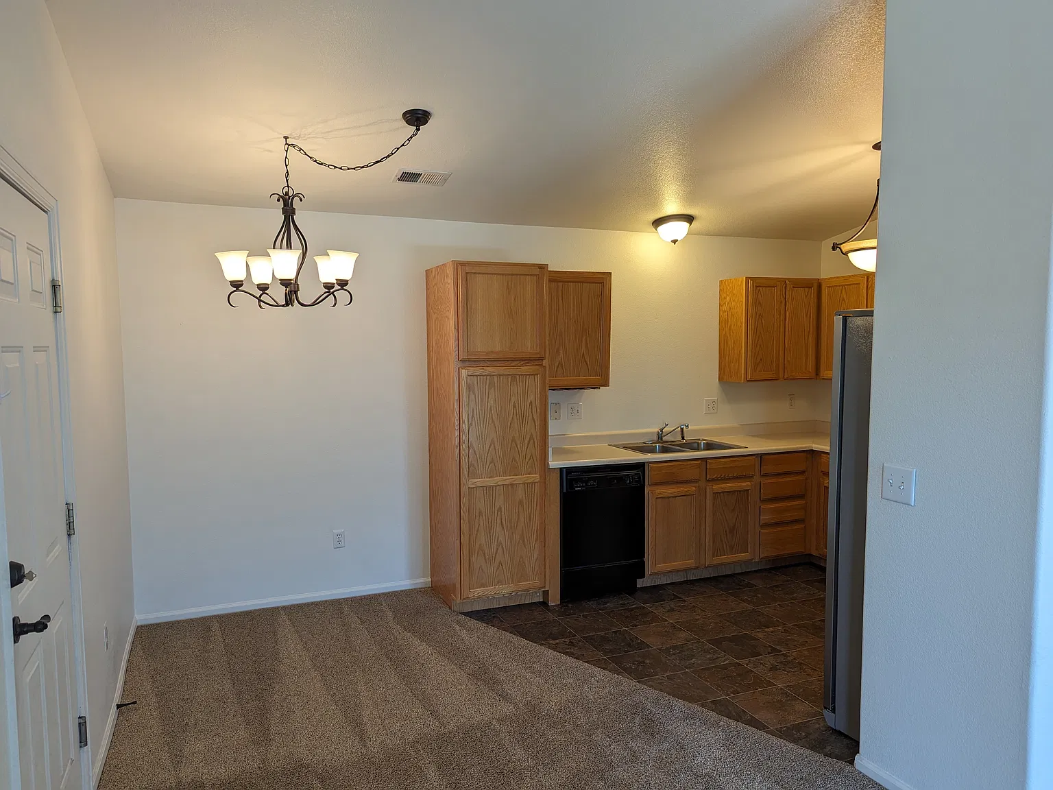 3 bed, 1012 sqft, $1,850 — Photo 3