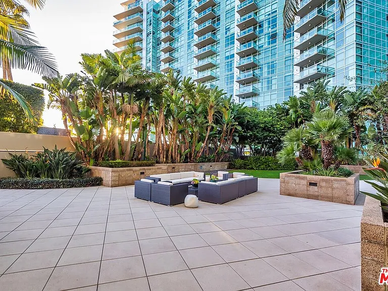 13650 Marina Pointe Dr #306 — Photo 48