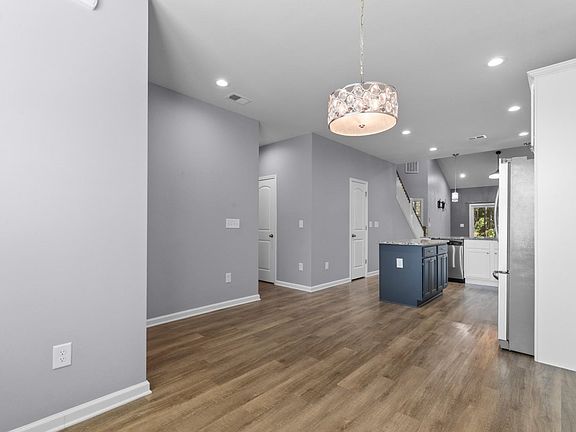 5th image of 100 Machrie Loop #17-C