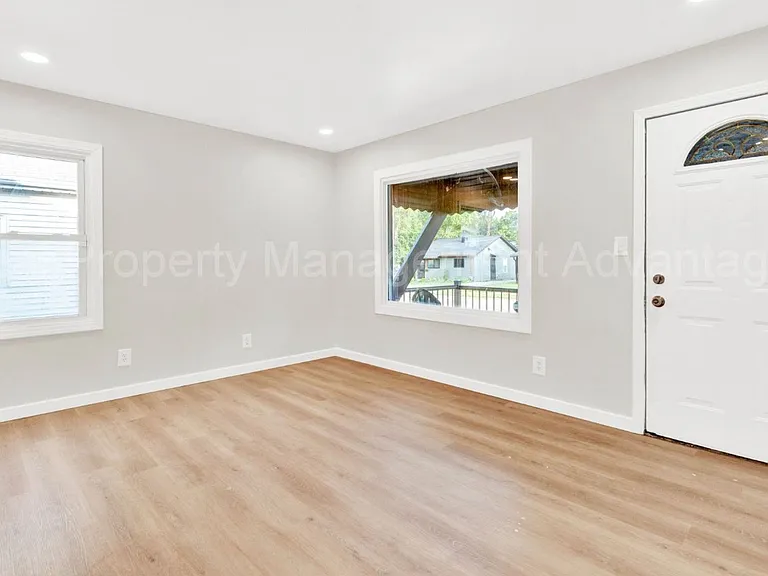 1513 E Meyers Ave — Photo 12