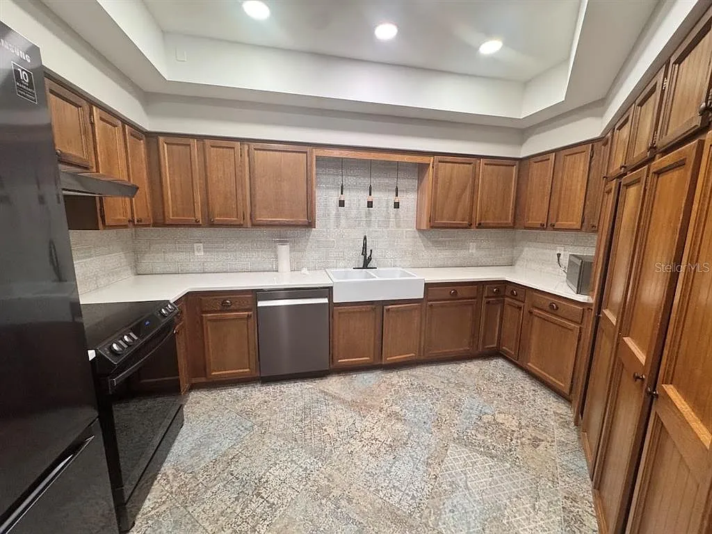 3 bed, 2.0 bath, 1350 sqft, $2,450 — Photo 2