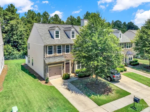 9754 Springholm Dr, Charlotte, NC 28278