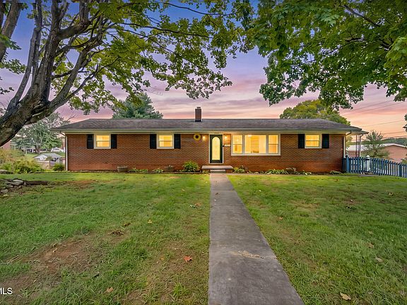 2nd image of 2400 Larkspur Dr
