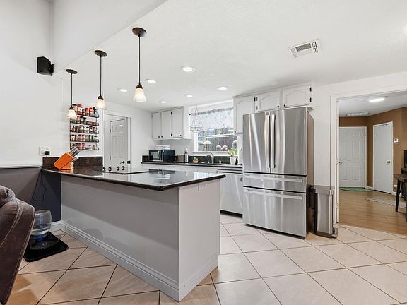 5th image of 1314 Carnation Ct