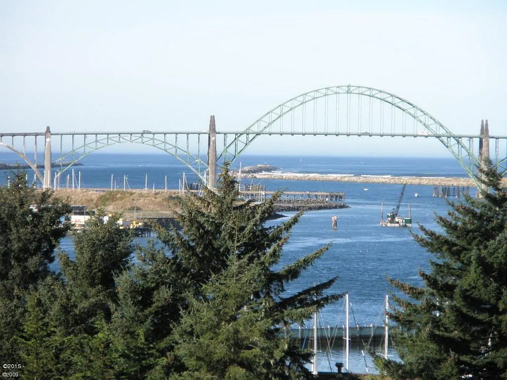 836 SE Crescent Pl photo 1