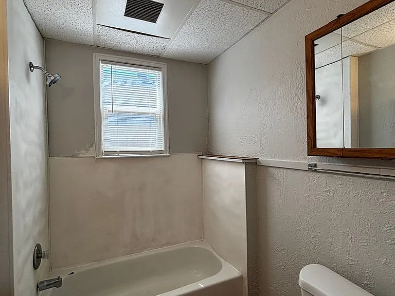 1246 N Main St — Photo 8