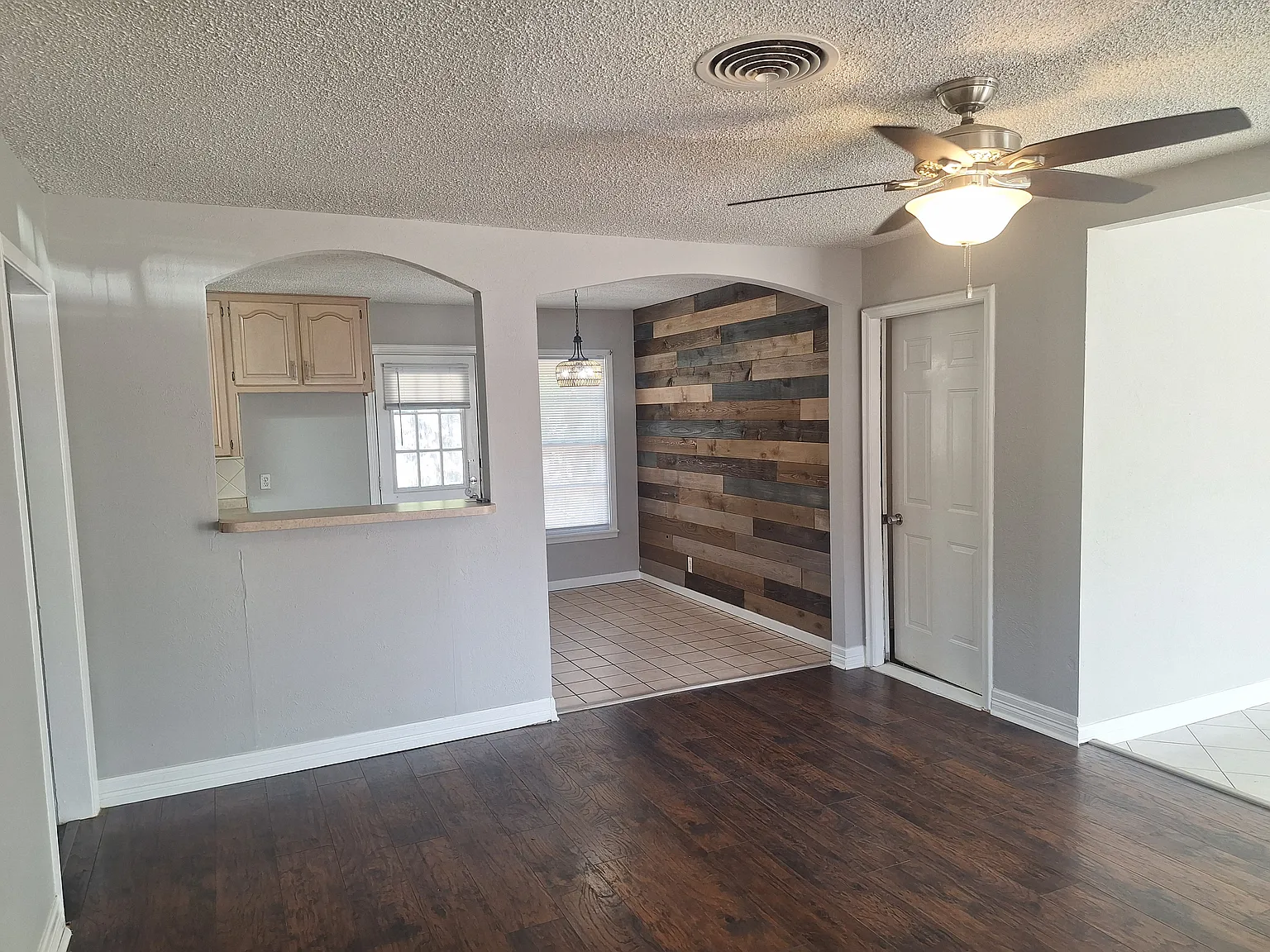 3 bed, 1337 sqft, $1,950 — Photo 4