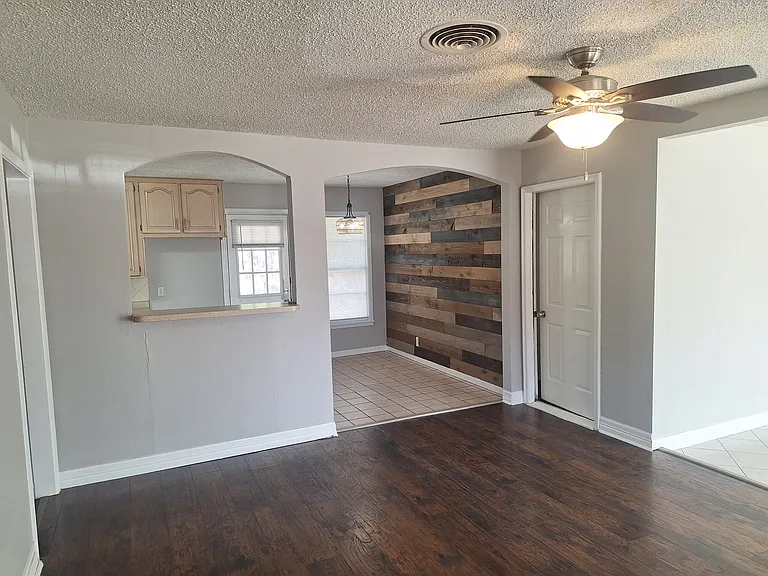 1225 Harrison Ln — Photo 4