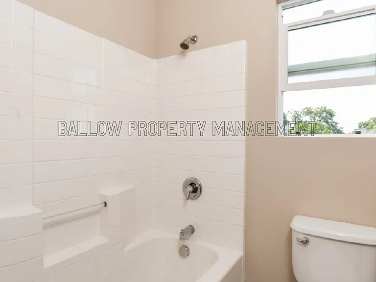 1327 Holly Ave — Photo 8