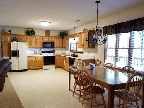 5th image of 520 Country Manor Ln
