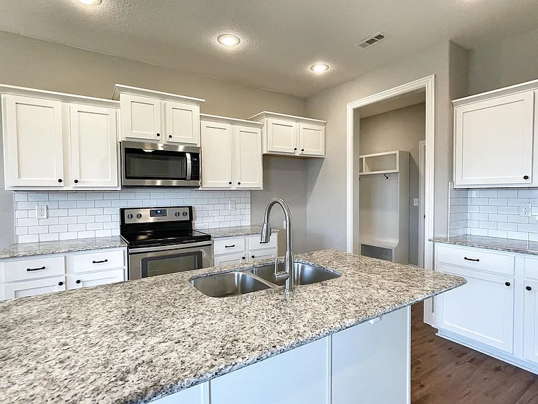 530 Captain Hopkins St — Photo 8