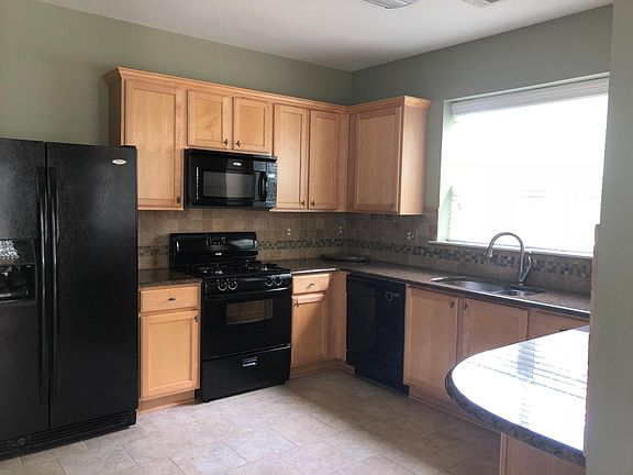 3rd image of 400 Saint Claire Dr