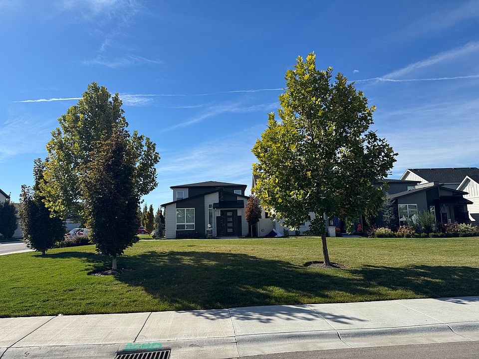 front of the house showcasing large green space in front