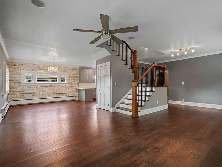 2370 Elm St — Photo 16